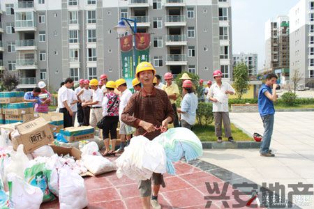 集團(tuán)領(lǐng)導(dǎo)慰問(wèn)高溫一線(xiàn)員工